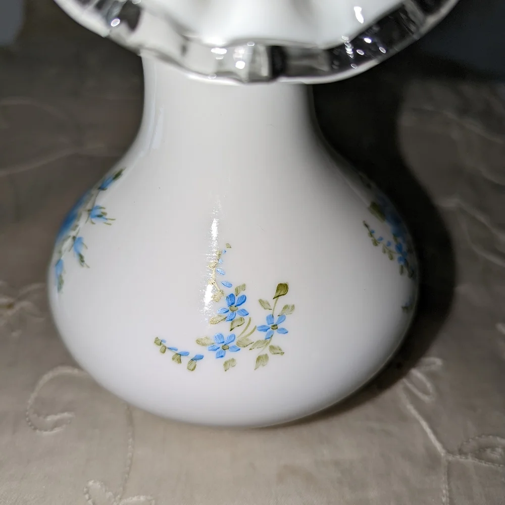 Vintage milk glass Fenton silvercrest vase.